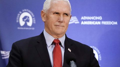 La posición de Mike Pence no varía con respecto a ver a Donald Trump como un aspirante más en las primarias