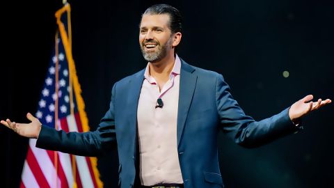 Don Jr. se ríe de Sam Brinton por robarse una bolsa de un aeropuerto.