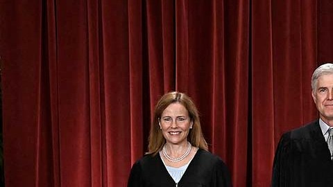 Tres de los jueces de la Corte Suprema fueron nombrados por Trump, quien los llamó "pícaros".