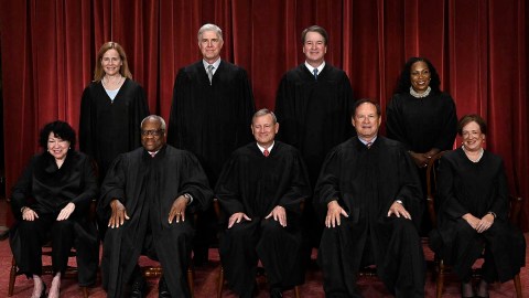 Tres de los jueces de la Corte Suprema fueron nombrados por Trump, quien los llamó "pícaros".