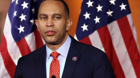 Hakeem Jeffries es elegido para sustituir a Nancy Pelosi como líder del partido.