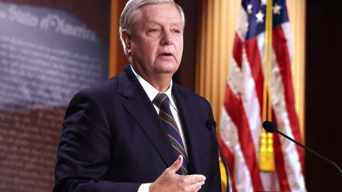 Graham no está de acuerdo con la decisión de Trump de haber invitado a extremista a su casa,