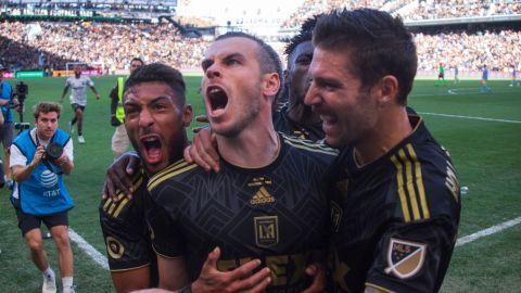 Gareth Bale (c) celebra eufórico su gol en la final de la MLS 2022 con el LAFC.