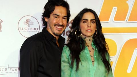 Bárbara de Regil le hace una broma a su esposo.