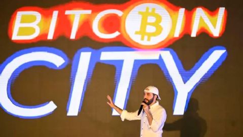 Cómo el "criptocrash" expone los riesgos de la apuesta de Bukele por el bitcoin en El Salvador