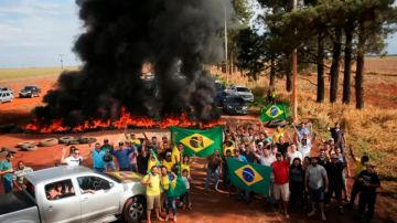 Elecciones en Brasil: camioneros partidarios de Bolsonaro cortan carreteras en 26 estados del país para protestar por la derrota del mandatario