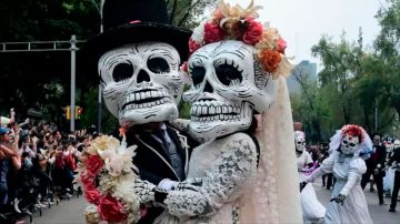 Día de Muertos: cómo la saga de James Bond “inventó” el llamativo desfile de Ciudad de México