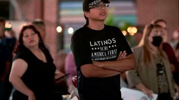 "Son demasiados y vienen a aprovecharse": el radical mensaje que atrae a latinos hacia la derecha conservadora en EE.UU.