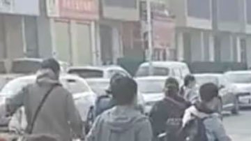 El pánico en China que llevó a la fuga masiva de trabajadores en una de las mayores fábricas de Apple del mundo