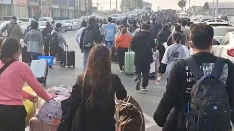 El pánico en China que llevó a la fuga masiva de trabajadores en una de las mayores fábricas de Apple del mundo