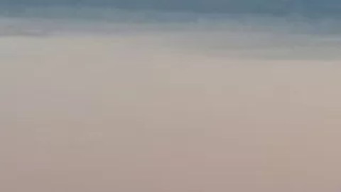 El humo se eleva en la distancia en Nowosiolki, Polonia, cerca de la frontera con Ucrania.