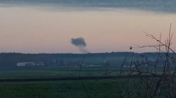 El humo se eleva en la distancia en Nowosiolki, Polonia, cerca de la frontera con Ucrania.