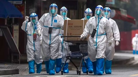 Las violentas e inusuales protestas en China que ponen bajo presión la política de cero covid del gobierno de Xi Jinping