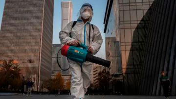 Pekín enfrenta el momento "más complejo y grave" de la pandemia de covid-19 con un aumento de casos y las primeras muertes en seis meses