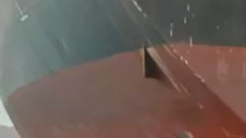 La impresionante imagen que muestra a tres migrantes que viajaron 11 días en la pala del timón de un petrolero para llegar a España