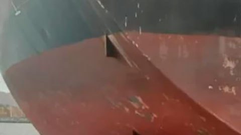 La impresionante imagen que muestra a tres migrantes que viajaron 11 días en la pala del timón de un petrolero para llegar a España