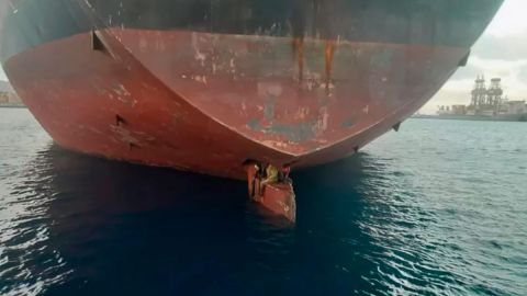 La impresionante imagen que muestra a tres migrantes que viajaron 11 días en la pala del timón de un petrolero para llegar a España