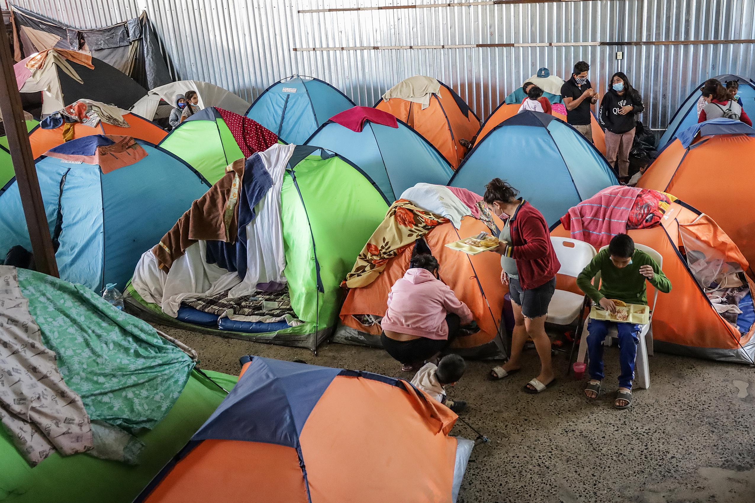 They evacuate the makeshift camp in Ciudad Juárez where Venezuelan migrants had been waiting for more than a month to cross into the US.