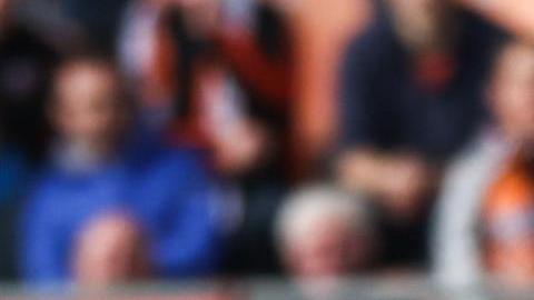 Kylian Mbappé recibiendo una falta en el partido del PSG ante el Lorient.