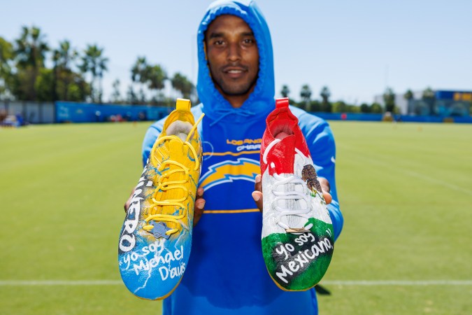Michael Davis, esquina de los Chargers, muestra sus zapatos para honrar su herencia mexicana. /Cortesía NFL