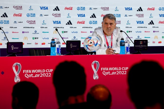 El "Tata" Martino se mostró buen humor ante la prensa en Doha. / Foto: José Méndez/EFE