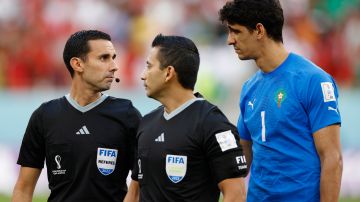 Portero de Marruecos conversando con los árbitros del partido ante Bélgica en Qatar 2022.
