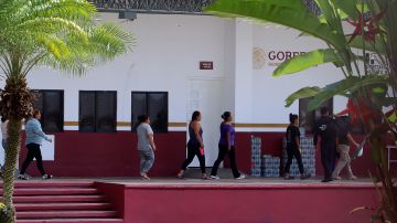 Inmigrantes de Centro y Suramérica se amotinaron en la estación migratoria Siglo 21 en Tapachula.