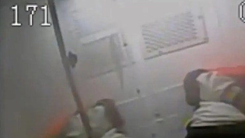 5 policías acusados de cargos criminales después de provocar la parálisis de un detenido dentro de una camioneta oficial