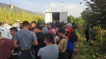 Los inmigrantes fueron encontrados hacinados dentro de la caja de un camión.