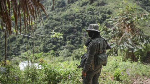 Grupos armados se enfrentan en Colombia y dejan 18 muertos
