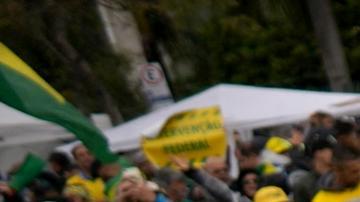 Miles de bolsonaristas piden golpe contra Lula en cuarteles militares