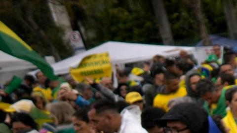 Miles de bolsonaristas piden golpe contra Lula en cuarteles militares