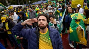 Miles de bolsonaristas piden golpe contra Lula en cuarteles militares