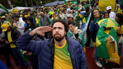 Miles de bolsonaristas piden golpe contra Lula en cuarteles militares