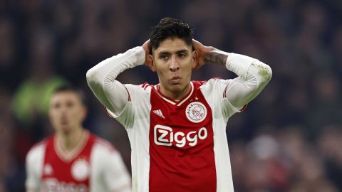 El mediocampista mexicano Edson Álvarez se lamenta en el partido del Ajax ante el PSV.