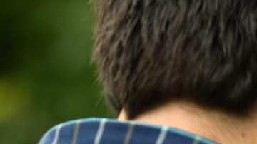 Artemio Arreola, al centro, en una conversación con otros latinos.