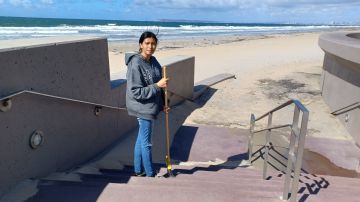 Anna Laura Diaz Medina labora en la limpieza de las playas. (Cortesía)