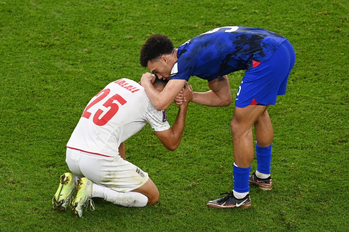The moving tears of Antonee Robinson for the qualification of the United States to the round of 16 of the Qatar 2022 World Cup (Video)