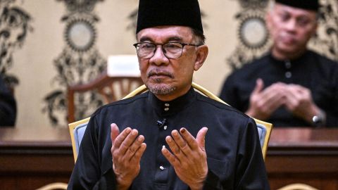 Anwar Ibrahim jura como primer ministro de Malasia