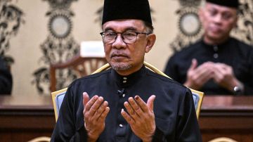 Anwar Ibrahim jura como primer ministro de Malasia