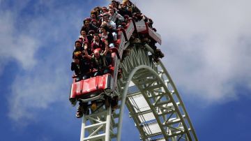 Asistentes a Six Flags viven hora de terror al quedar atrapados en las alturas
