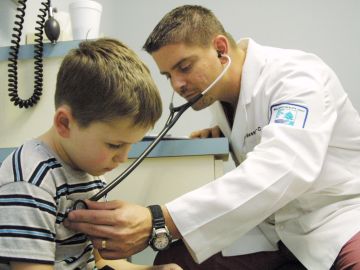 Autoridades temen que 'tripledemia' de influenza, RSV y COVID azote California