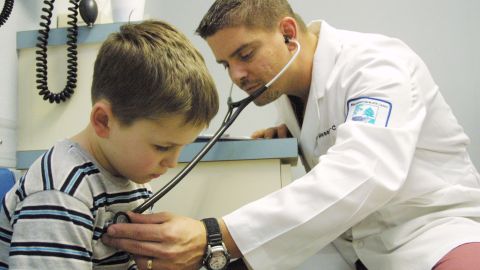 Autoridades temen que 'tripledemia' de influenza, RSV y COVID azote California