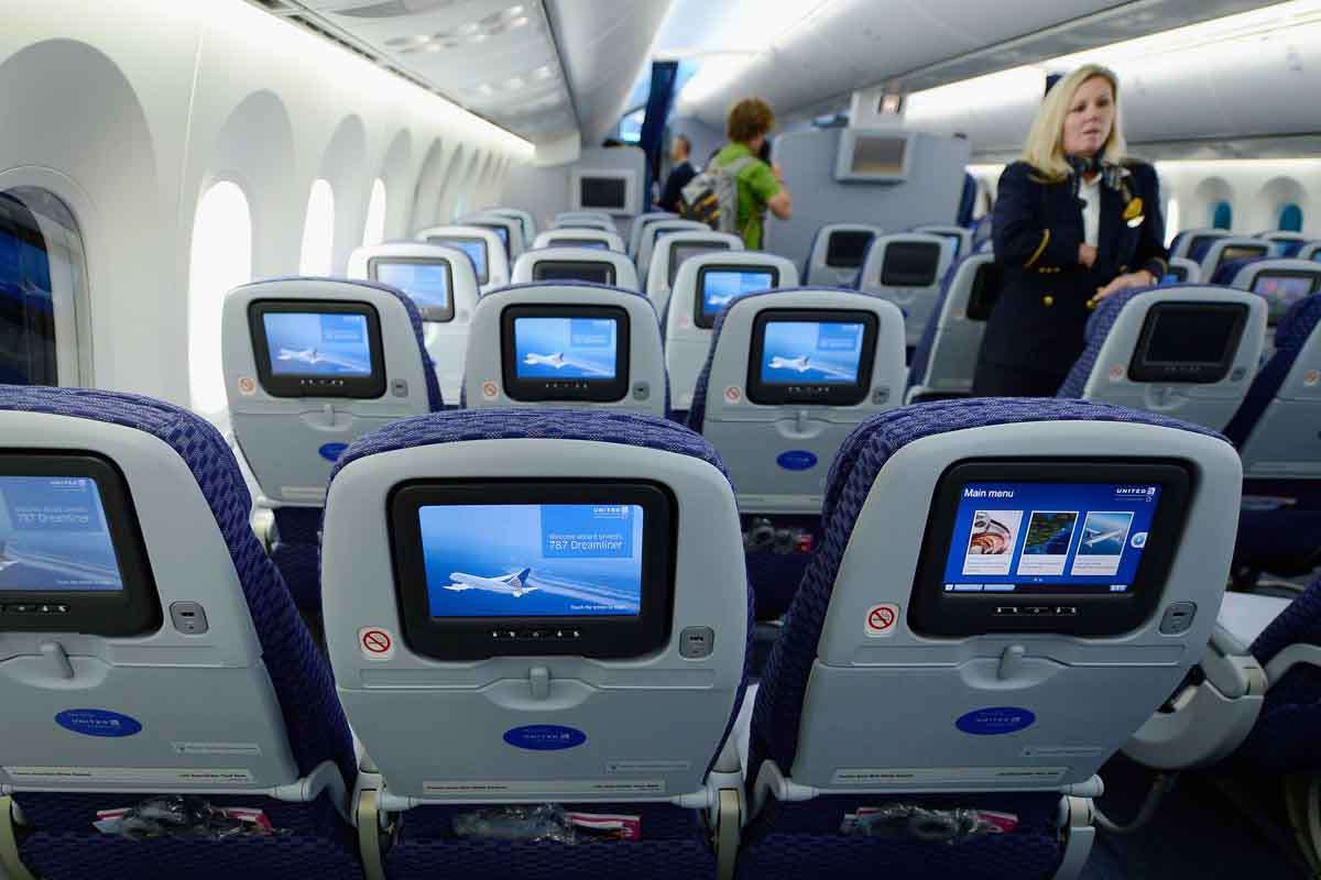 Azafata de United Airlines termina en un hospital después de un altercado  con una pasajera en pleno vuelo rumbo a Chicago - La Opinión