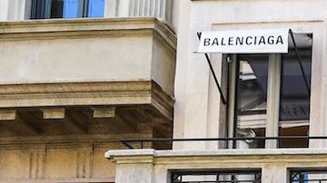 Balenciaga se disculpa y retira publicidad
