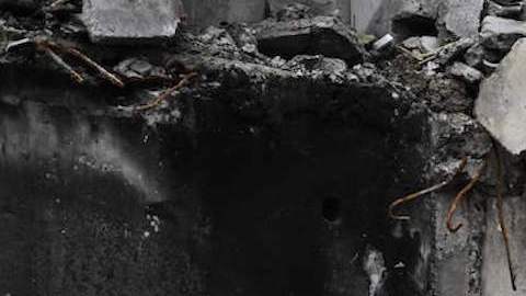 Banksy inaugura mural en una ciudad ucraniana bombardeada por Rusia