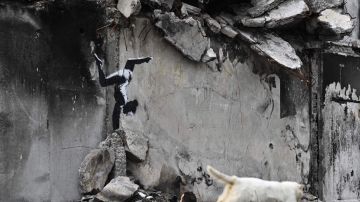 Banksy inaugura mural en una ciudad ucraniana bombardeada por Rusia