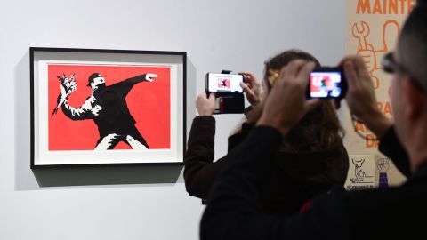 Banksy ‘incita’ a robar tienda Guess