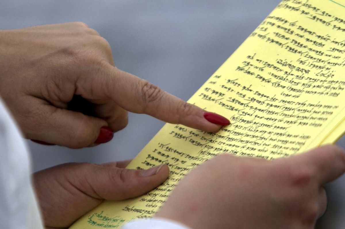 Empleada de una secundaria judía se queja de un compañero de trabajo por escribir un versículo de la Biblia en su cajón de estacionamiento en Florida.