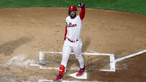 Bryce Harper conectó el primer cuadrangular de la noche ante los Astros.